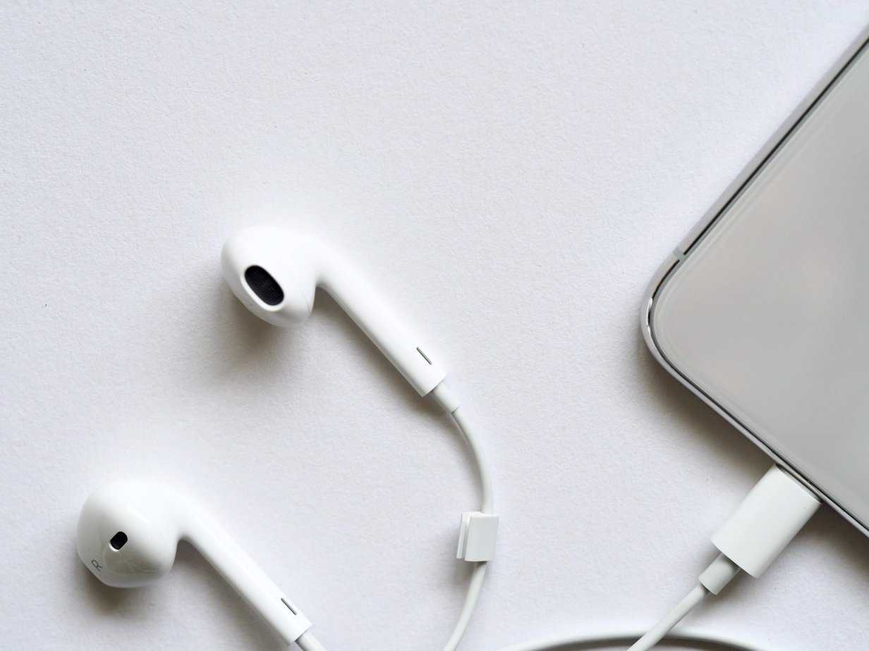 Oryginalne słuchawki iPhone – gwarancja trwałości i wysokiej jakości dźwięków