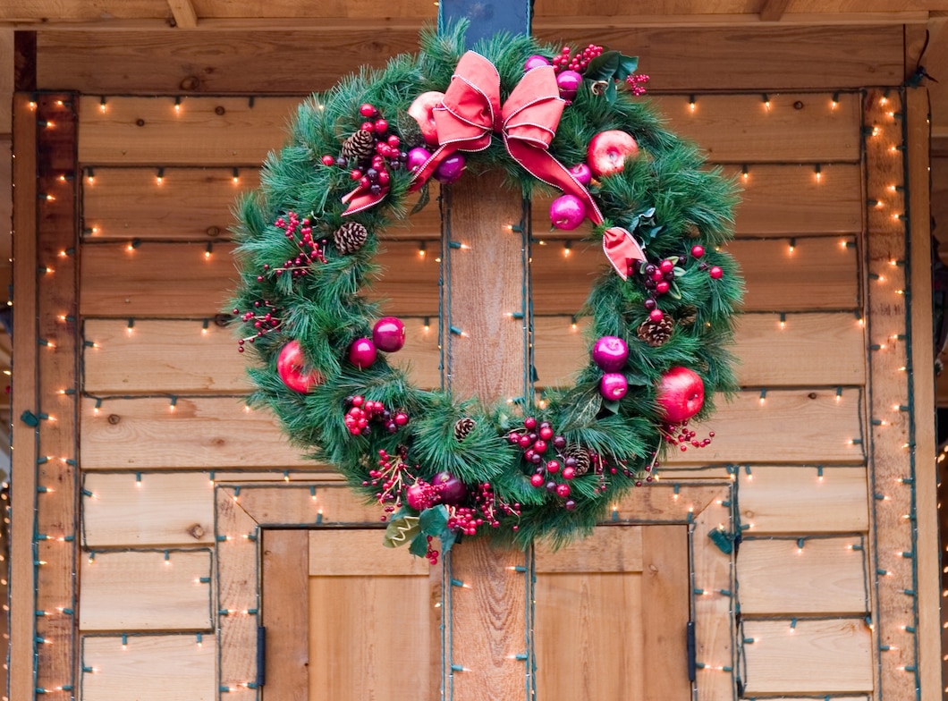 Jak stworzyć magiczną atmosferę świąt za pomocą dekoracji wejścia do domu