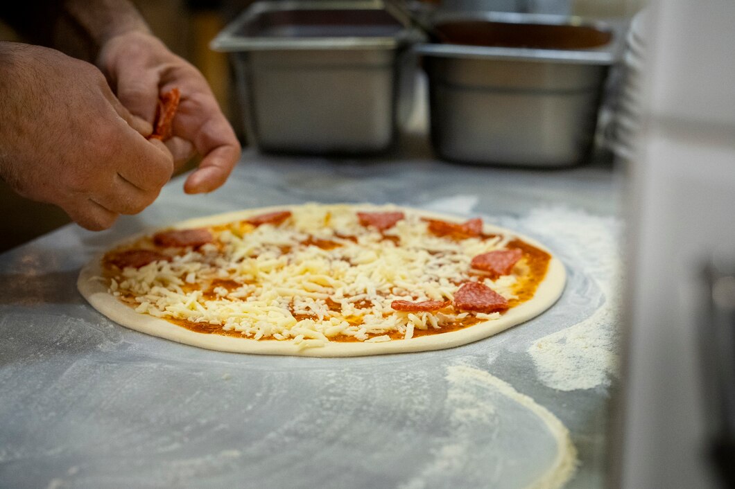 Jak wybrać idealny sprzęt do pieczenia pizzy w domu?